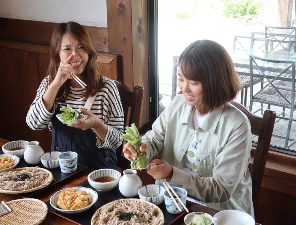 Guests enjoying soba lunch with fresh wasabi